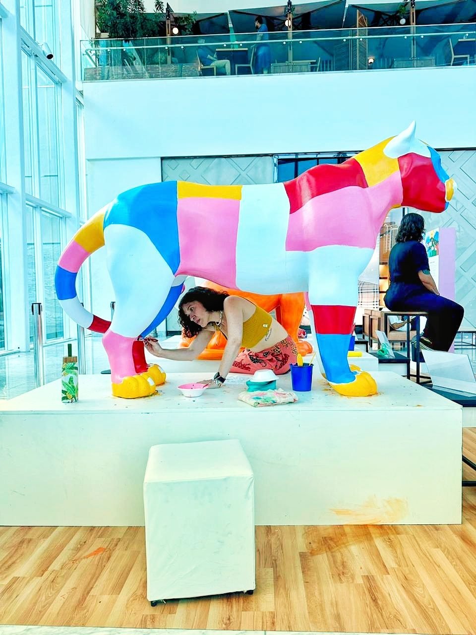 Elisa pintando a escultura da onça
