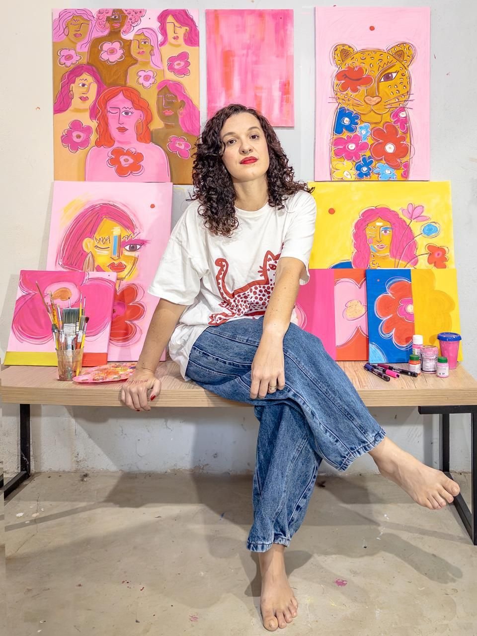 Elisa com as obras da exposição Flores-ser